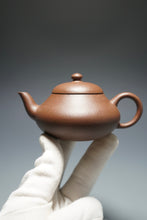 Load image into Gallery viewer, 5 Colour Clay Pear with Curved Base Yixing Teapot 五色土紫砂梨形壶 140ml