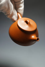 Load image into Gallery viewer, Zhaozhuang Zhuni Shipiao Yixing Teapot 赵庄朱泥平盖石瓢 100ml