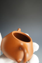 Load image into Gallery viewer, Zhaozhuang Zhuni Shipiao Yixing Teapot 赵庄朱泥平盖石瓢 100ml