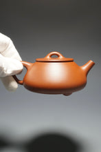Load image into Gallery viewer, Fully Handmade Hongpilong Pinggai Shipiao Yixing Teapot by Hu Manshan 胡漫山红皮龙平盖石瓢 170ml