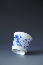 Load image into Gallery viewer, 90ml Qinghua Fragrance Porcelain Teacup by KuangShi 青花匡石香远益清杯