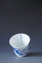 Load image into Gallery viewer, 90ml Qinghua Fragrance Porcelain Teacup by KuangShi 青花匡石香远益清杯
