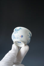 Load image into Gallery viewer, 80ml Qinghua Hometown Courtyard Porcelain Teacup by KuangShi 青花匡石故乡庭院杯