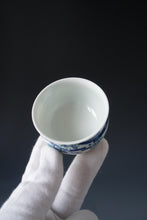 Load image into Gallery viewer, 80ml Qinghua Hometown Courtyard Porcelain Teacup by KuangShi 青花匡石故乡庭院杯