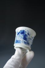 Load image into Gallery viewer, 90ml Qinghua Fragrance Porcelain Teacup by KuangShi 青花匡石香远益清杯