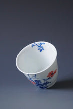 Load image into Gallery viewer, 85ml Qinghua Flowers and Birds Porcelain Lingyun Teacup by KuangShi 青花匡石手绘花鸟凌云杯