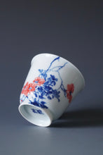 Load image into Gallery viewer, 85ml Qinghua Flowers and Birds Porcelain Lingyun Teacup by KuangShi 青花匡石手绘花鸟凌云杯
