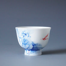 Load image into Gallery viewer, 60ml Qinghua Dragonfly Jingdezhen Porcelain Teacup by KuangShi 青花匡石手绘蜻蜓杯
