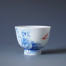 Load image into Gallery viewer, 60ml Qinghua Dragonfly Jingdezhen Porcelain Teacup by KuangShi 青花匡石手绘蜻蜓杯