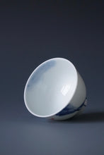 Load image into Gallery viewer, 60ml Qinghua Dragonfly Jingdezhen Porcelain Teacup by KuangShi 青花匡石手绘蜻蜓杯