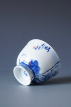 Load image into Gallery viewer, 60ml Qinghua Dragonfly Jingdezhen Porcelain Teacup by KuangShi 青花匡石手绘蜻蜓杯