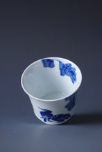 Load image into Gallery viewer, 85ml Qinghua Birds and Banana Tree Porcelain Teacup by KuangShi 青花匡石手绘花鸟蕉荫杯