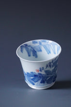 Load image into Gallery viewer, 85ml Qinghua Spider in Banana Tree Jingdezhen Porcelain Teacup by KuangShi 青花匡石手绘芭蕉蛛网杯
