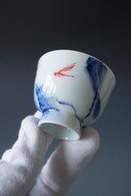 Load image into Gallery viewer, 60ml Qinghua Dragonfly Jingdezhen Porcelain Teacup by KuangShi 青花匡石手绘蜻蜓杯