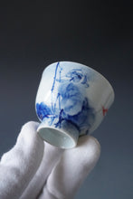 Load image into Gallery viewer, 60ml Qinghua Dragonfly Jingdezhen Porcelain Teacup by KuangShi 青花匡石手绘蜻蜓杯