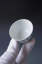 Load image into Gallery viewer, 60ml Qinghua Dragonfly Jingdezhen Porcelain Teacup by KuangShi 青花匡石手绘蜻蜓杯