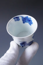 Load image into Gallery viewer, 85ml Qinghua Birds and Banana Tree Porcelain Teacup by KuangShi 青花匡石手绘花鸟蕉荫杯