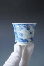 Load image into Gallery viewer, 85ml Qinghua Spider in Banana Tree Jingdezhen Porcelain Teacup by KuangShi 青花匡石手绘芭蕉蛛网杯