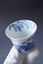 Load image into Gallery viewer, 85ml Qinghua Spider in Banana Tree Jingdezhen Porcelain Teacup by KuangShi 青花匡石手绘芭蕉蛛网杯