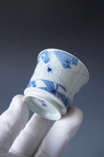 Load image into Gallery viewer, 85ml Qinghua Spider in Banana Tree Jingdezhen Porcelain Teacup by KuangShi 青花匡石手绘芭蕉蛛网杯