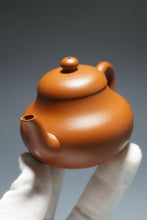 Load image into Gallery viewer, Zhaozhuang Zhuni Junde Yixing Teapot 赵庄朱泥毫升平底君德 120ml