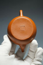 Load image into Gallery viewer, Zhaozhuang Zhuni Junde Yixing Teapot 赵庄朱泥毫升平底君德 120ml