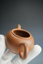Load image into Gallery viewer, Baoshan Jiangponi Shuiping Yixing Teapot 宝山降坡泥水平 100ml