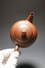 Load image into Gallery viewer, Lao Zini from Huanglong Shan No. 5 Mine Shuiping Yixing Teapot 五号井紫泥水平 200ml