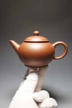 Load image into Gallery viewer, Lao Zini from Huanglong Shan No. 5 Mine Shuiping Yixing Teapot 五号井紫泥水平 200ml