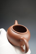 Load image into Gallery viewer, Lao Zini from Huanglong Shan No. 5 Mine Shuiping Yixing Teapot 五号井紫泥水平 200ml