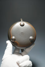 Load image into Gallery viewer, Wood Fired No.4 Mine Lao Zini Big Manpiao Teapot 四号井紫泥柴烧满瓢 440ml