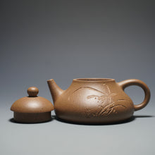 Load image into Gallery viewer, Lao Duanni Hulupiao yixing Teapot with Carving of Flower 老段泥葫芦瓢带刻 150ml