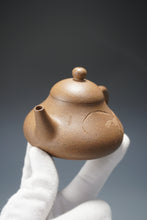 Load image into Gallery viewer, Lao Duanni Hulupiao yixing Teapot with Carving of Flower 老段泥葫芦瓢带刻 150ml
