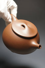 Load image into Gallery viewer, Lao Zini from Huanglong Shan No.5 Mine Manpiao Yixing Teapot 五号井老紫泥满瓢 430ml