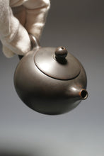 Load image into Gallery viewer, 120ml Xishi Dark Grey Nixing Teapot by Li Wenxin 李文新泥兴西施 (深)