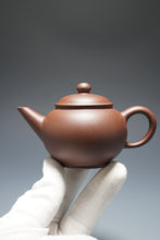 Load image into Gallery viewer, Lao Zini Shuiping Yixing Teapot 老紫泥水平 120ml