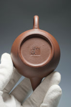 Load image into Gallery viewer, Lao Zini Shuiping Yixing Teapot 老紫泥水平 120ml