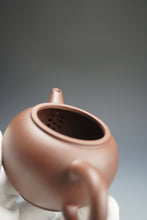Load image into Gallery viewer, Lao Zini Shuiping Yixing Teapot 老紫泥水平 120ml