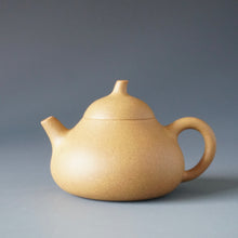 Load image into Gallery viewer, Huangjin Duan Melon Yixing Teapot 黄金段匏瓜 140ml
