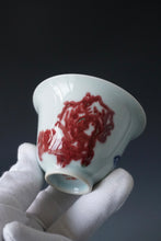 Load image into Gallery viewer, Qinghua Youlihong Fish Jingdezhen Porcelain Gaiwan 青花釉里红八大山人风格鱼石盖碗 120ml