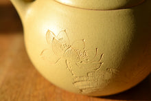 Load image into Gallery viewer, Demo Benshan Lüni Fat Pear Yixing Teapot with Carvings of Lotus Pond 本山绿泥刻绘荷塘月色壶 180ml