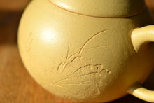 Load image into Gallery viewer, Demo Benshan Lüni Fat Pear Yixing Teapot with Carvings of Lotus Pond 本山绿泥刻绘荷塘月色壶 180ml