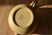 Load image into Gallery viewer, Demo Benshan Lüni Fat Pear Yixing Teapot with Carvings of Lotus Pond 本山绿泥刻绘荷塘月色壶 180ml