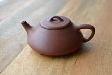 Load image into Gallery viewer, Used Jiangponi Shipiao Yixing Teapot 降坡泥石瓢 150ml
