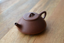 Load image into Gallery viewer, Used Jiangponi Shipiao Yixing Teapot 降坡泥石瓢 150ml