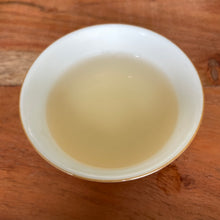 Load image into Gallery viewer, 2015 Autumn Keyixing BOHETANG YIWU Raw Pu'er Tea Cake 易武薄荷塘青饼