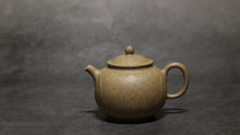 Load image into Gallery viewer, Lipini Lotus Flower Yixing Teapot 梨皮段泥莲华 125ml