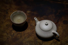 Load image into Gallery viewer, Baiyuduan Pear Yixing Teapot 白玉段梨形壶 140ml