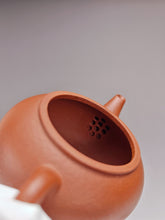 Load image into Gallery viewer, Zhuni Dahongpao Shuiping Yixing Teapot 朱泥大红袍扁水平 140ml