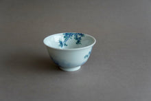 Load image into Gallery viewer, 120ml Qinghua Fanggu Jingdezhen Porcelain Teacups Set of Two